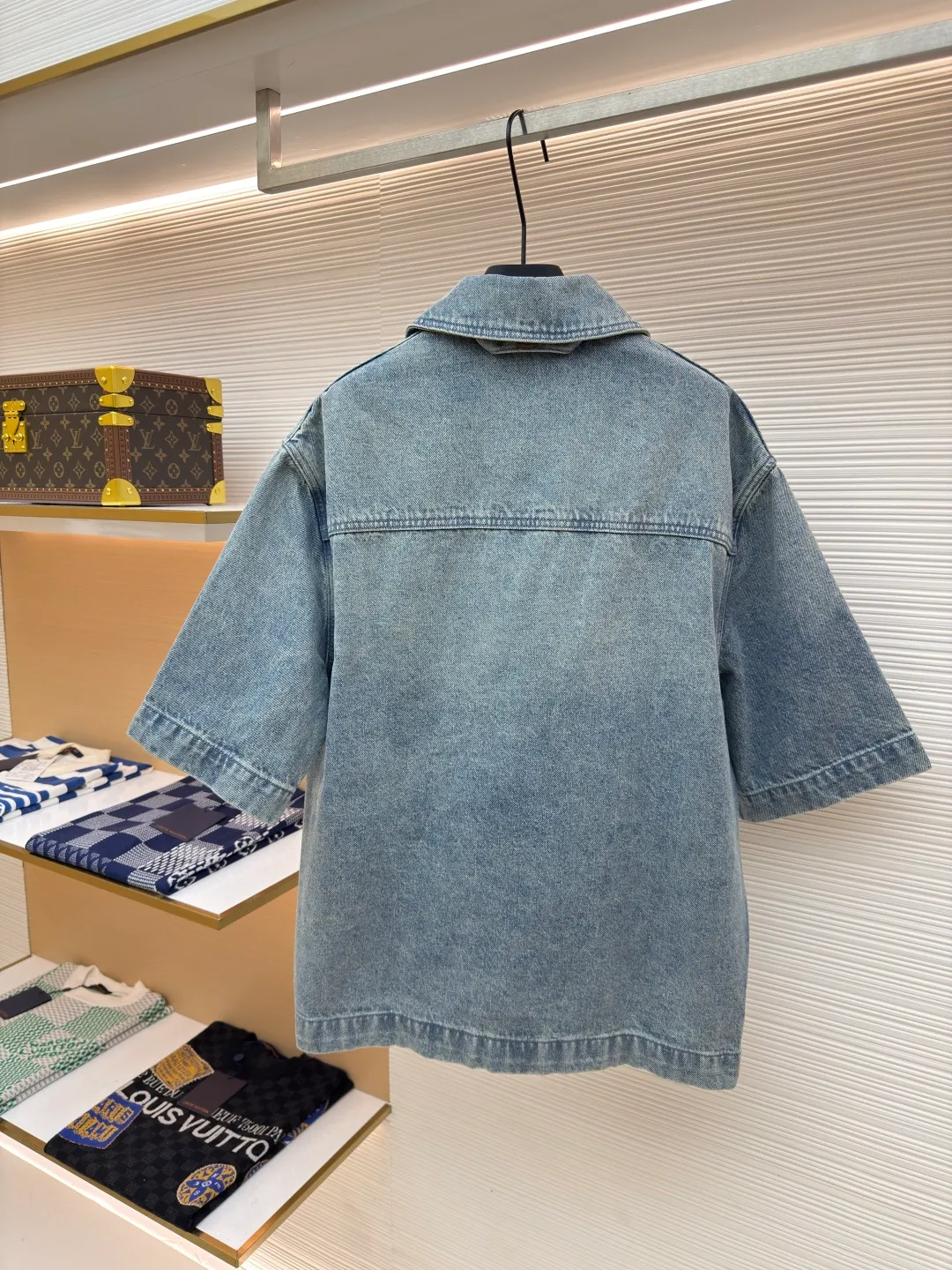 LOUIS VUITTON embossed denim jacket ●Authentic product: purchased and developed at 8599 ●Item number: 1680248-B25 ●Fabric: washed denim ●Technology: distressed washed ●Version: fitted version ●Weight: about 975g ●Size: 46-48-50-52 ●Description: embellished with classic Monogram elements. The season's sharp corner pockets are designed with zippered trouser legs to create a loose fit. The hammer fixing ring takes on the shape of an LV and is paired with a special leather tag. The overall wiring is straight and delicate, the fabric is comfortable and soft, and the color is consistent without color difference. It can be matched with the same style to create a fashionable look and control various occasions. Customized accessories, complete with three standards, same style for men and women!